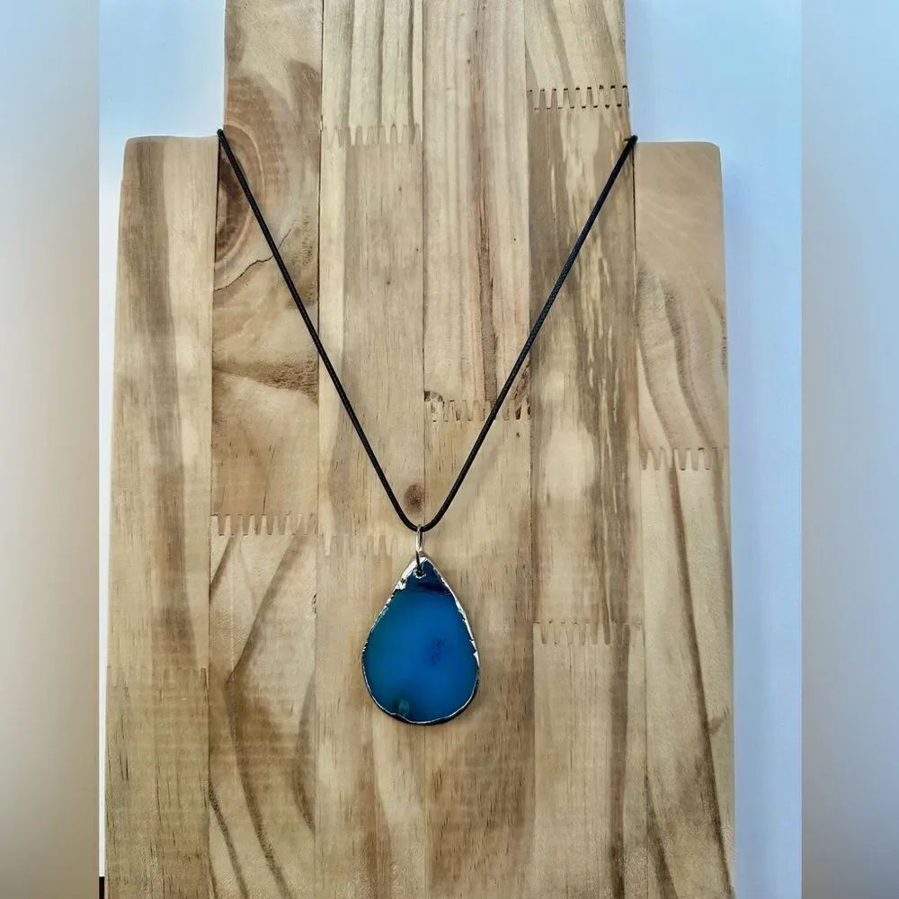 Agate quartz pendant w/ 18-20” waxed cord
